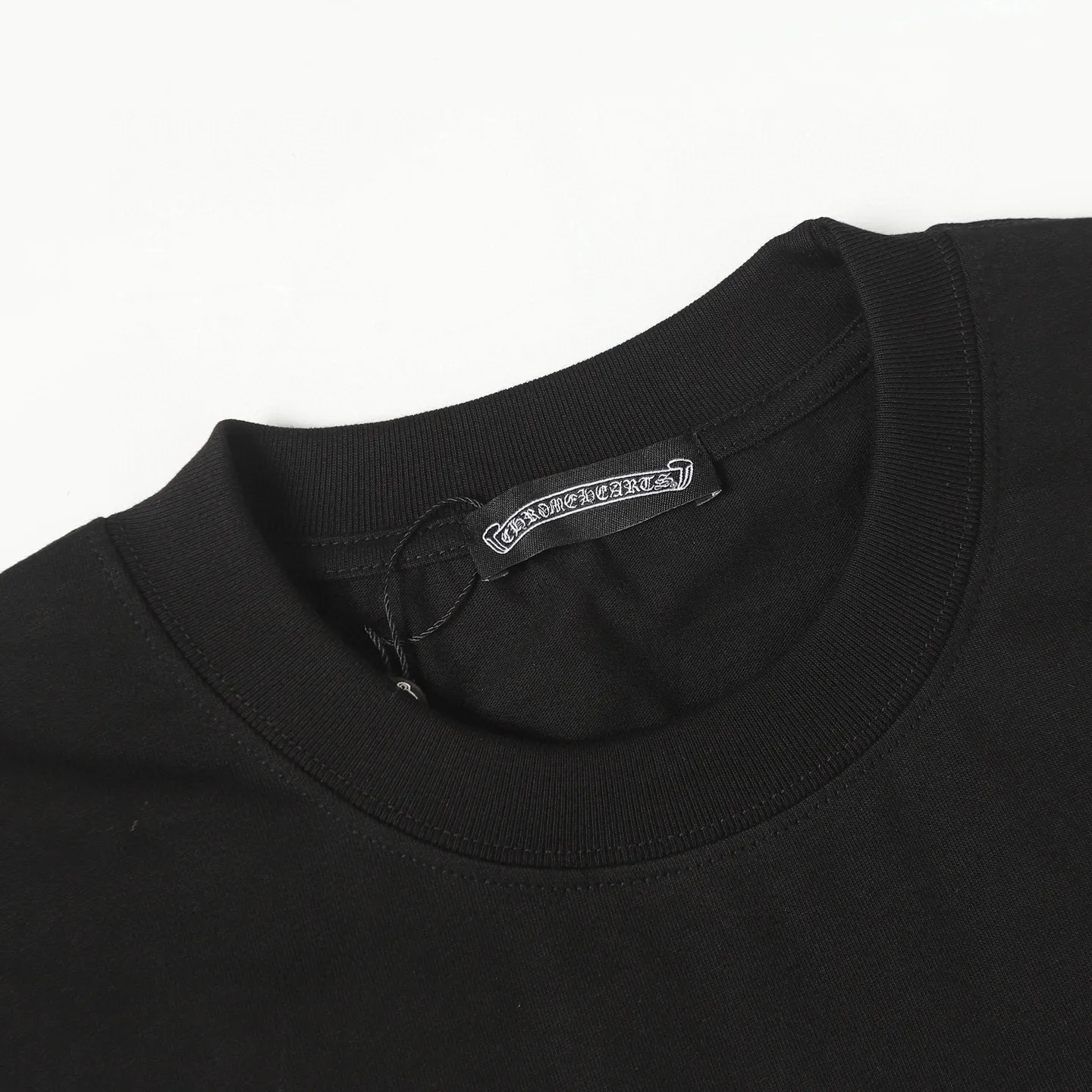 🅿️170 CHROME HEARTS/Chrome Heart CH spray-printed short-sleeved T-shirt The fabric is made of 280g heavy combed cotton, customized with 32 count 1*1 threads, and washed twice for ready-to-wear. The fabric is comfortable and skin-friendly without any strange feeling. Custom-dyed fabric, with high textile density, good drape, and not easy to deform. The thick texture and tight spinning process will not affect the breathability of the fabric. The color saturation is very high. Imported digital direct-injection printing technology. A versatile and good-looking short-sleeve. The loose version covers the flesh and makes you look slimmer. It is the same style for men and women. It has three complete standards. Color: Black-White Size: XS-L